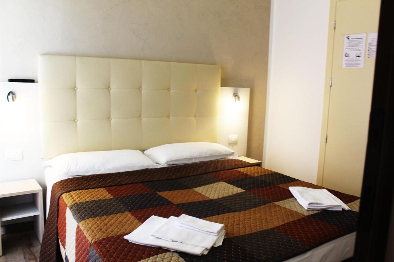 Hotel Luna Ріміні Екстер'єр фото