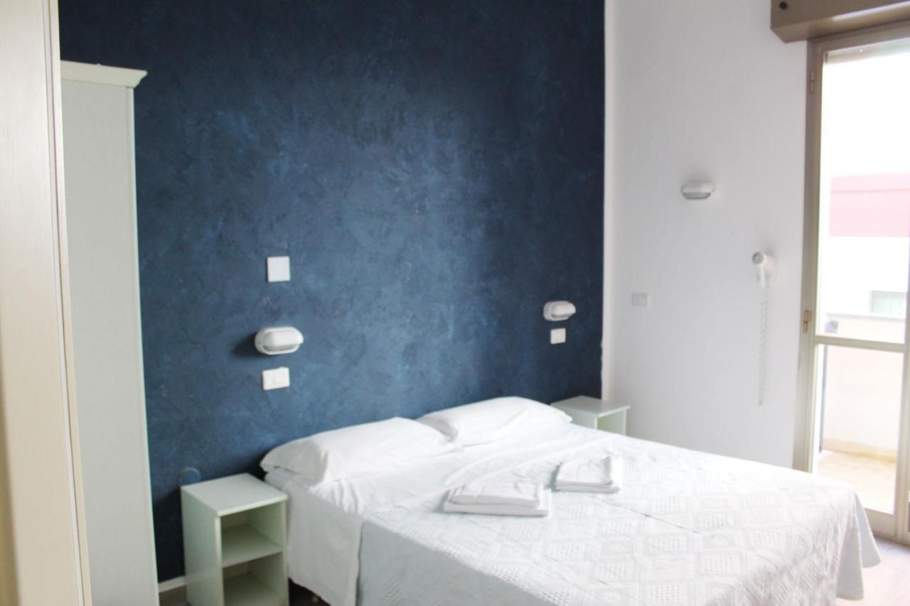 Hotel Luna Ріміні Екстер'єр фото