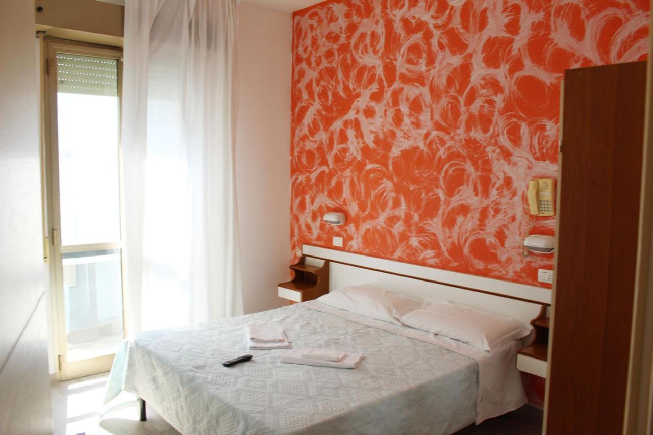 Hotel Luna Ріміні Екстер'єр фото