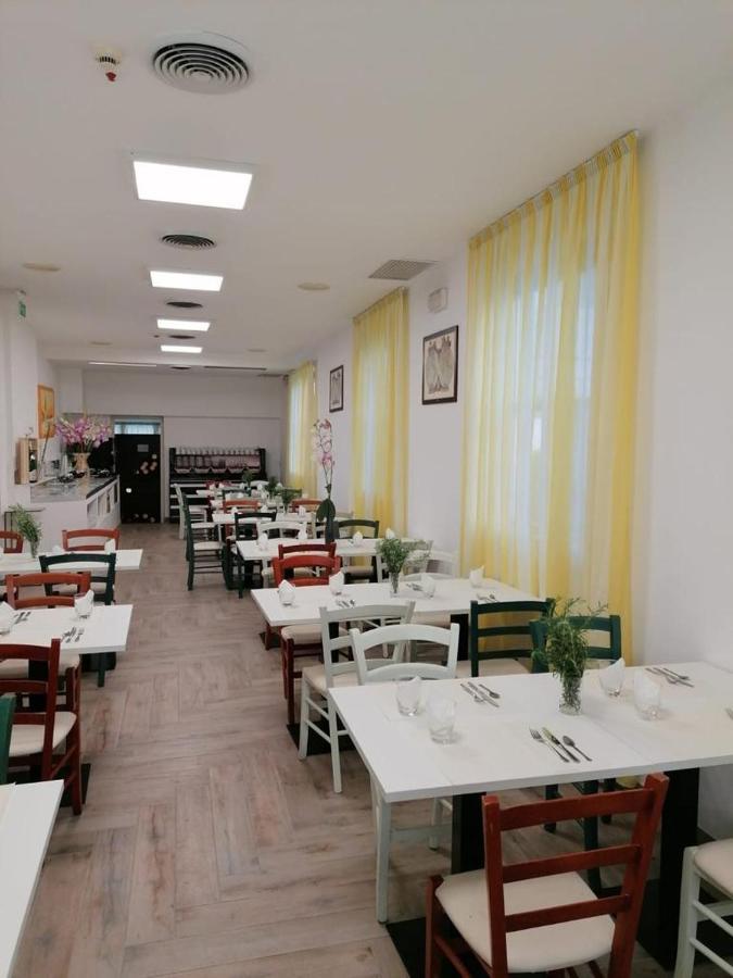 Hotel Luna Ріміні Екстер'єр фото